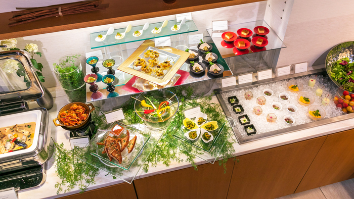 【ブランチ】緑あふれる爽やかなloungeでシャンパンブランチをご用意しています。