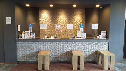 フロントカウンターこちらでチェックインのお手続きをします。