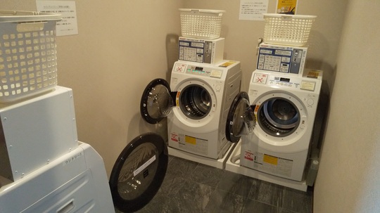 コインランドリーロビーの1画にはコインランドリー(3台）があります！