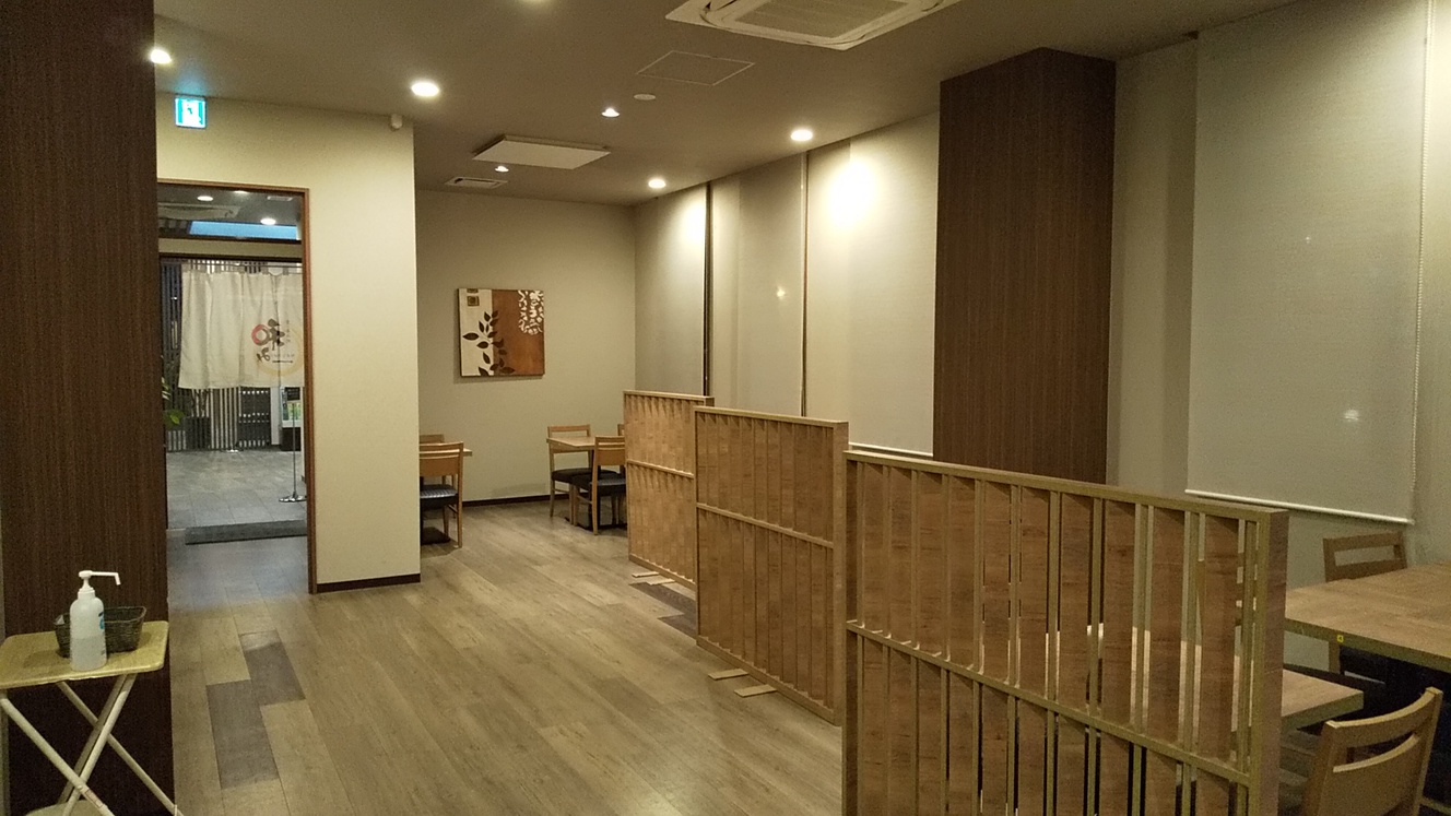 レストラン会場朝食・夕食同じ会場で営業しております♪