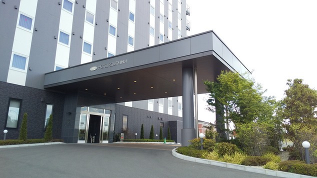 ホテル玄関緑いっぱいの玄関では日本の季節を感じて安らいでください。