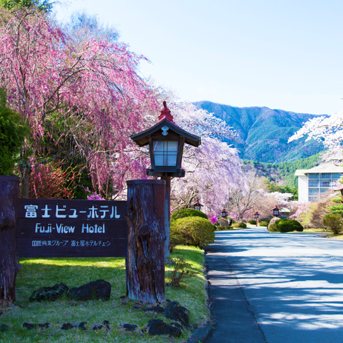 【桜】ホテル正面入口。桜の見頃は例年、4月中旬です。