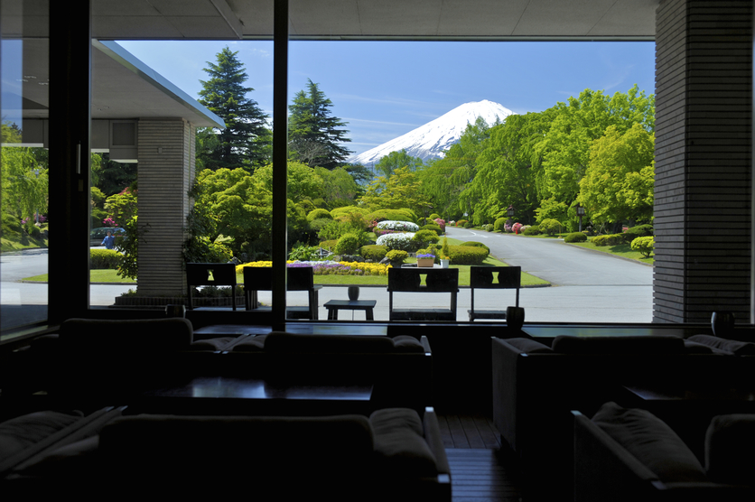 ロビーからの富士山