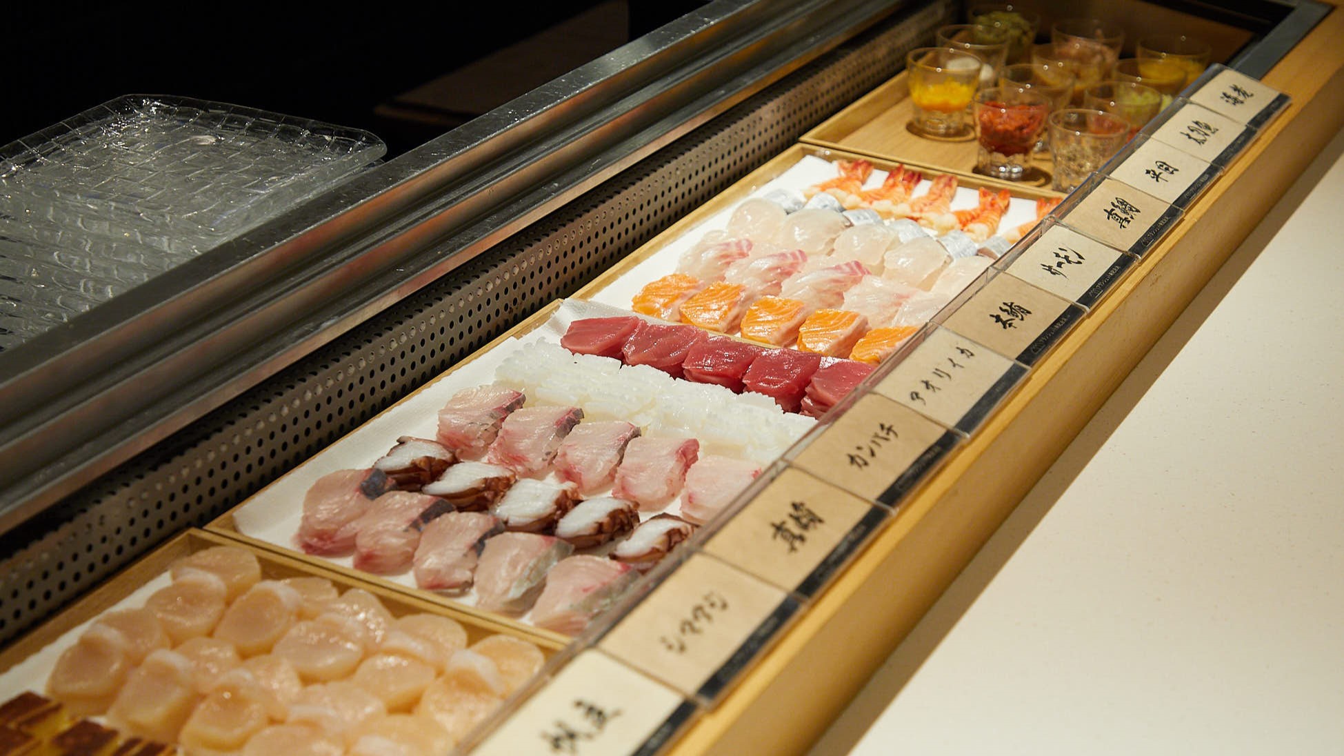 こだわり職人が厳選した寿司ネタを数種類ご用意しております。