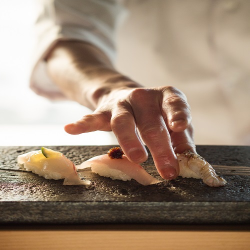 【夕食】当館隣にあるいけす円座内にある16席限定の「すし八咫」