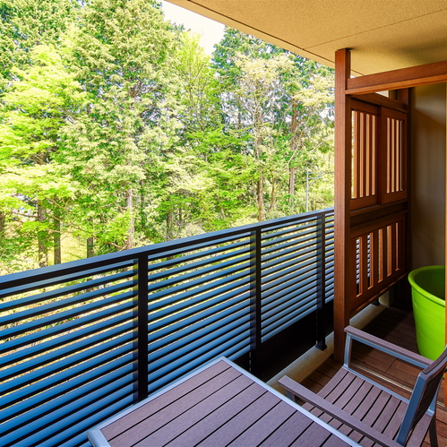 【スーペリアルーム（最大定員3名）】テラスから、露天風呂へ行くことができます