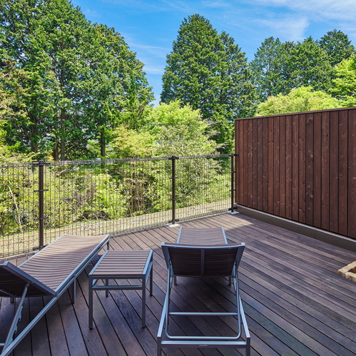 【スーペリアテラスルーム（定員3名）1階】愛犬が走り回れるほど広いテラスが魅力のお部屋です