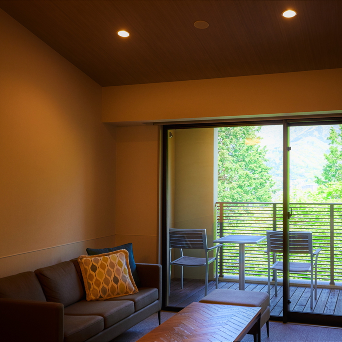 【スーペリアルーム（最大定員3名）2階】テラスはゆったりと森林浴をしながら語らえる場所