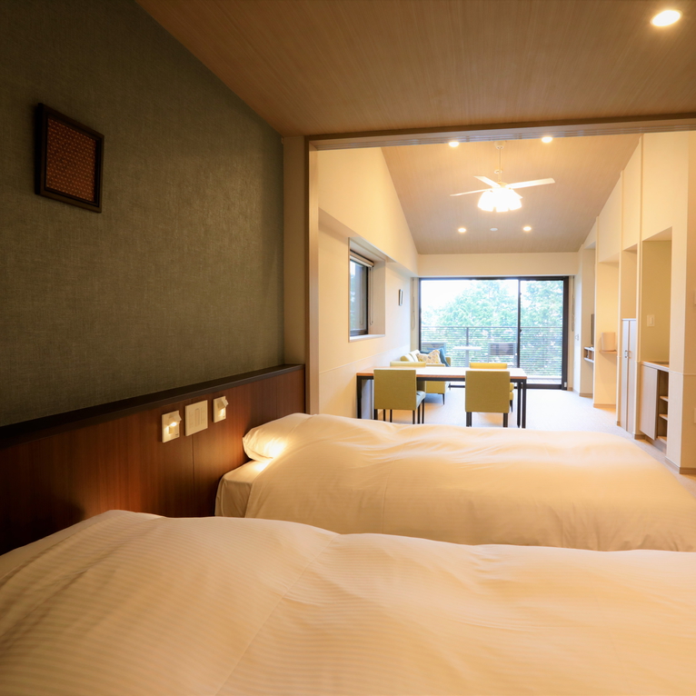 【デラックスルーム（定員4名）】ベッドとリビング間は扉で仕切ることができます