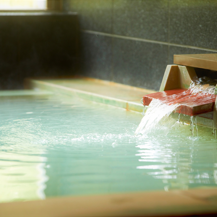 【温泉大浴場】＜泉質＞酸性—カルシウム—硫酸塩・塩化物温泉