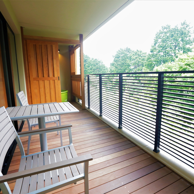 【スーペリアルーム（最大定員3名）】テラスから、露天風呂へ行くことができます