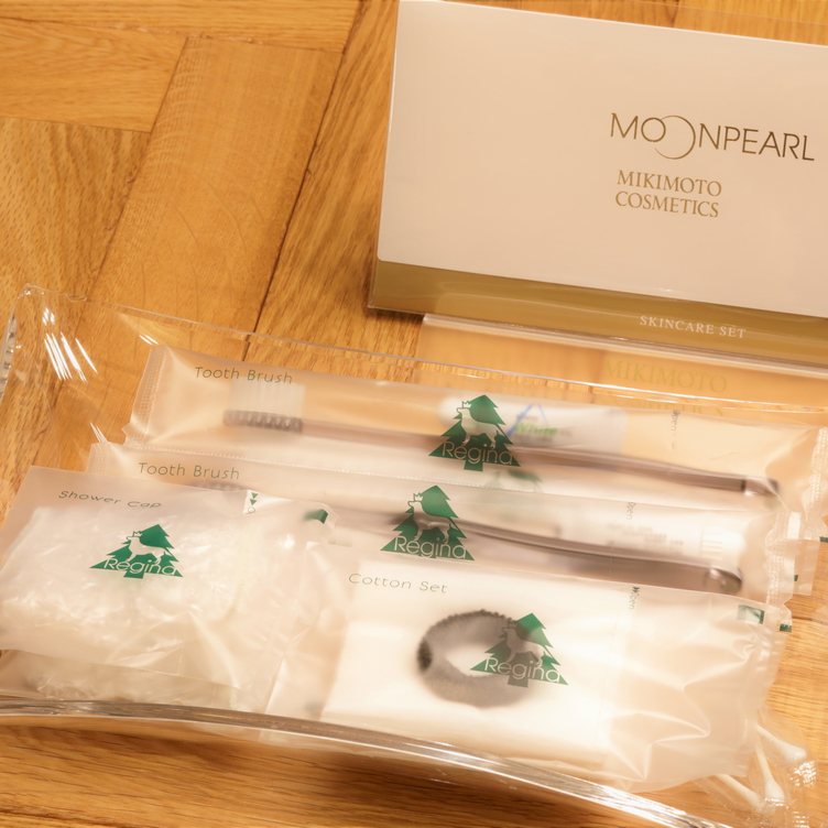 【アメニティ】歯ブラシ、ヘアゴム、シャワーキャップ、基礎化粧品一式そろえております