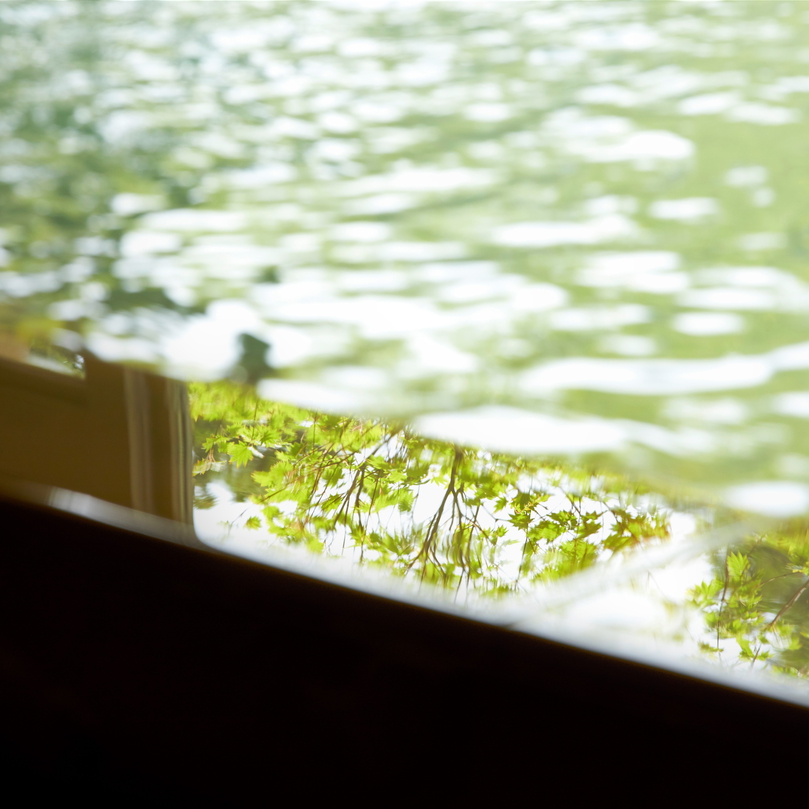 【温泉大浴場】箱根の四季の風情を感じて、心ゆくまでごゆっくりとおくつろぎください。