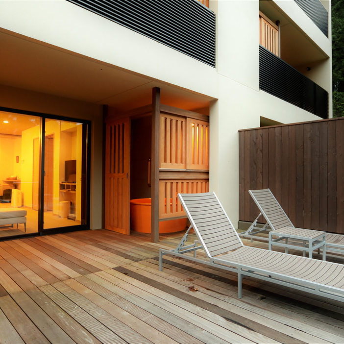 【スーペリアテラスルーム（定員3名）】愛犬と一緒に森林浴を楽しんで