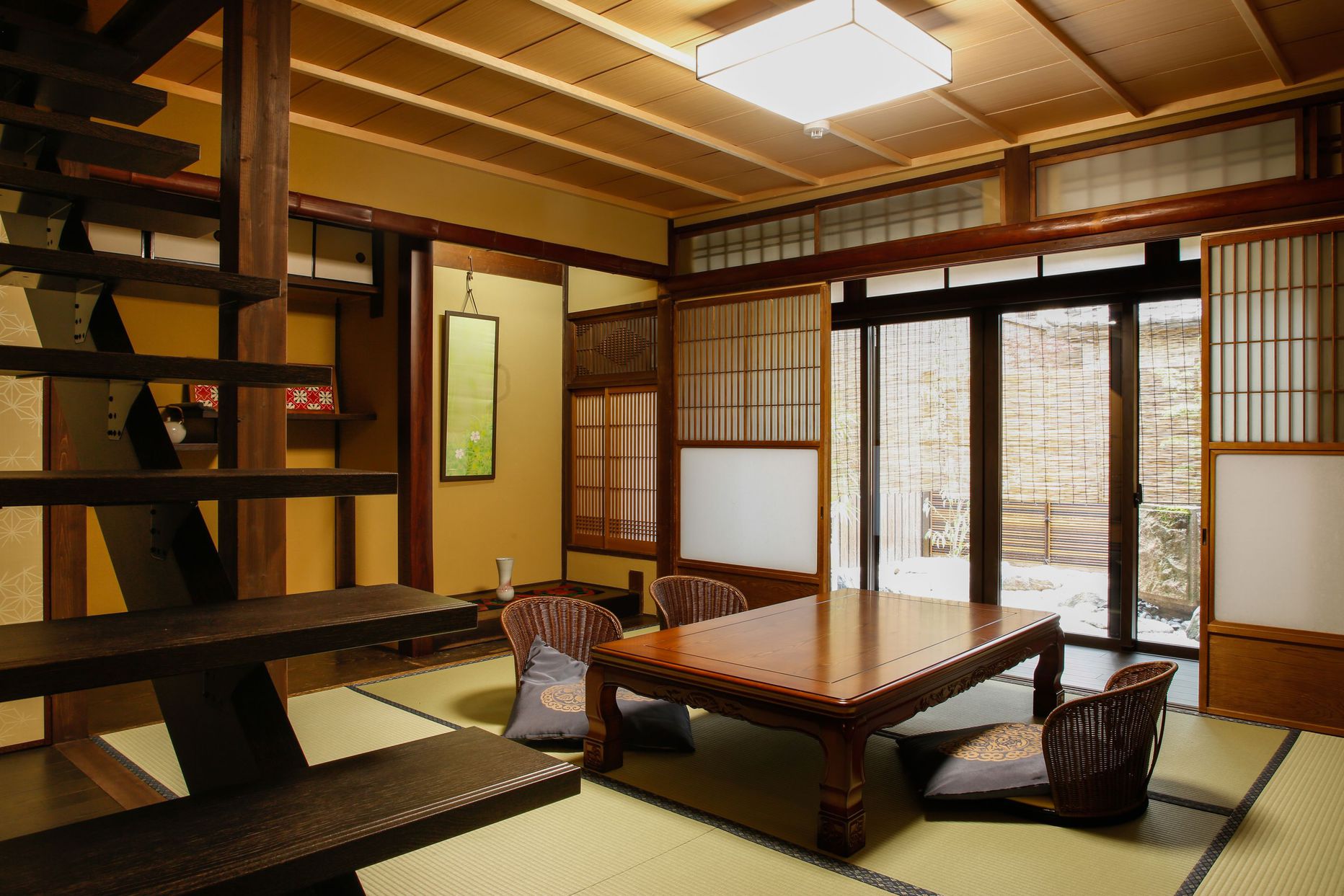 Kyomachiya Bettei Hanatei Kyomachiya Bettei Hanatei is conveniently located in the popular Kawaramachi area. The property offers a wide range of amenities and perks to ensure you have a great time. Shops are on the list of thi