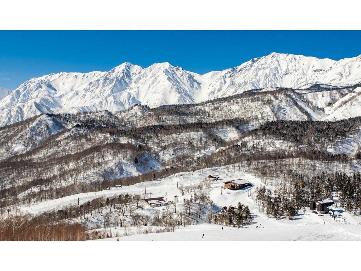 TSUGAIKE MOUNTAIN RESORT最上部ゲレンデ「栂の森ゲレンデ」より望む白馬連峰