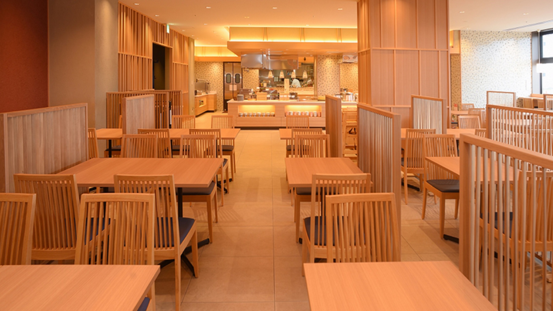 エリアTOPクラスの高評価・函館朝食バイキング/木のぬくもりが漂うレストラン会場。