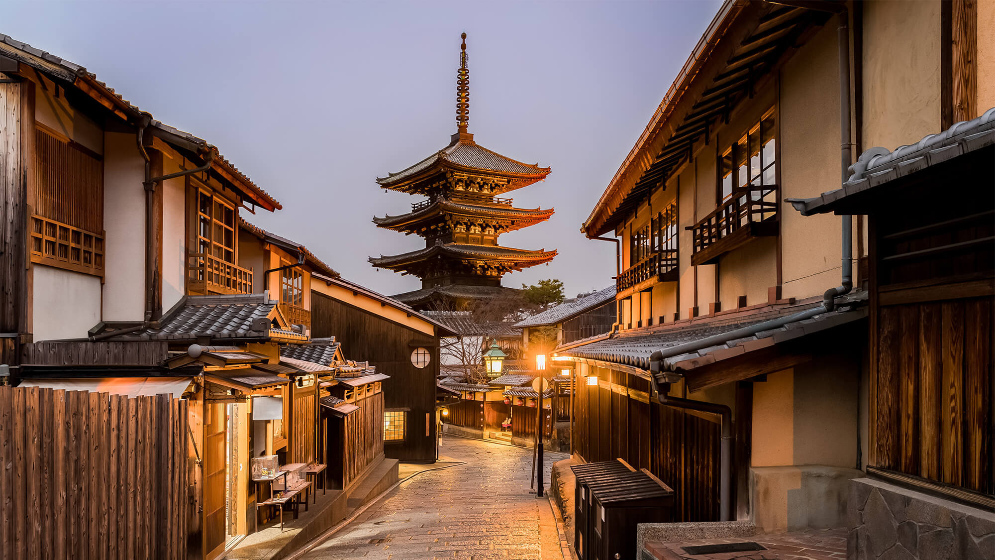 【八坂通】五重塔のある風景は趣ある京都ストリート