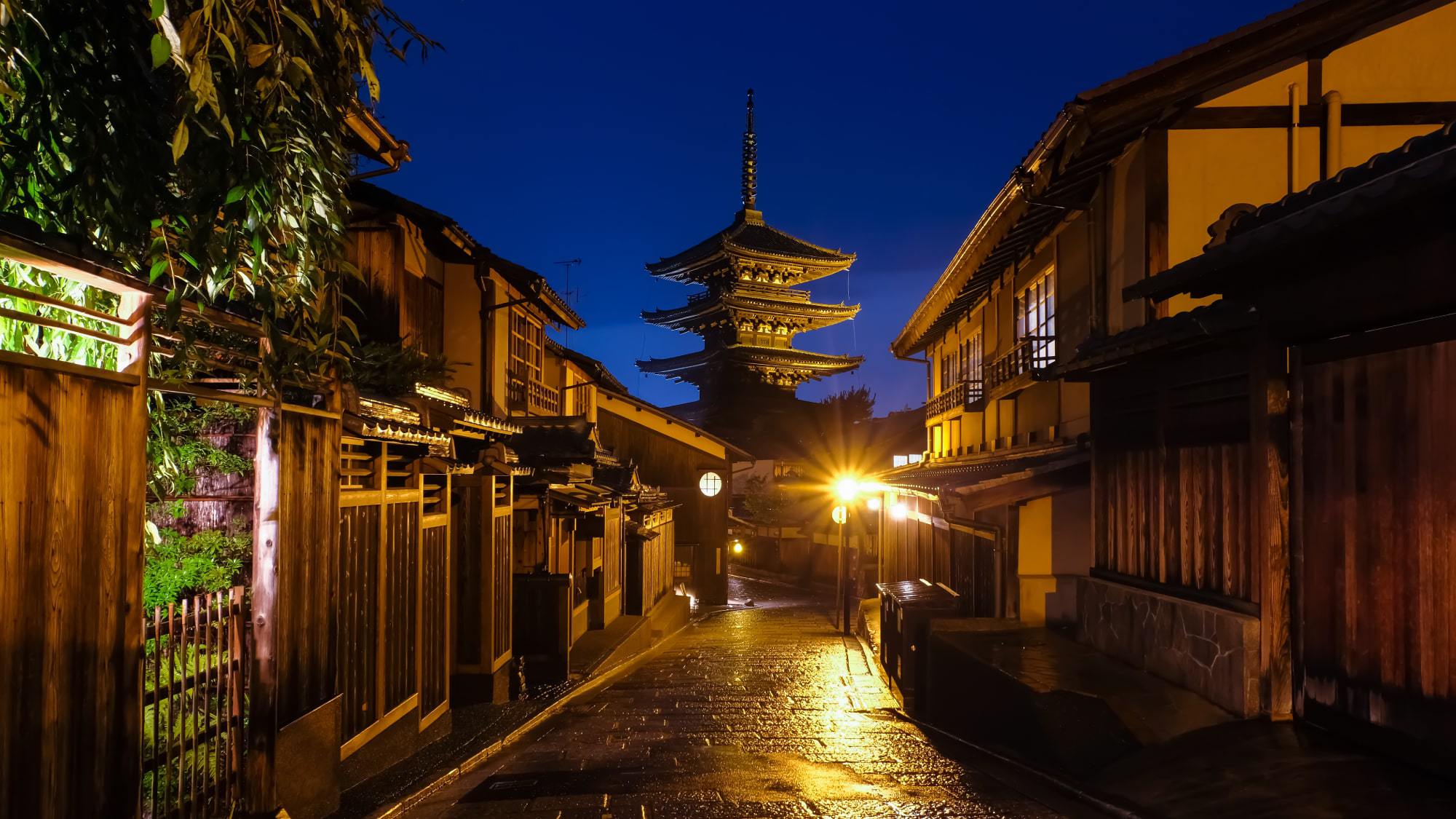 【法観寺】八坂神社と清水寺の中間に位置しており、「八坂の塔」という呼称で有名な観光スポット