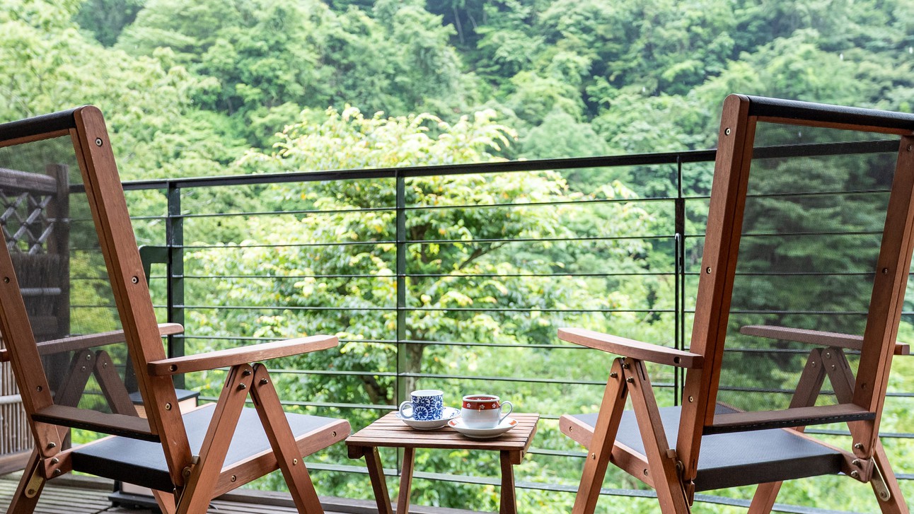 藤松川渓谷の深緑に囲まれて、専用テラスでゆっくりと時間を過ごす