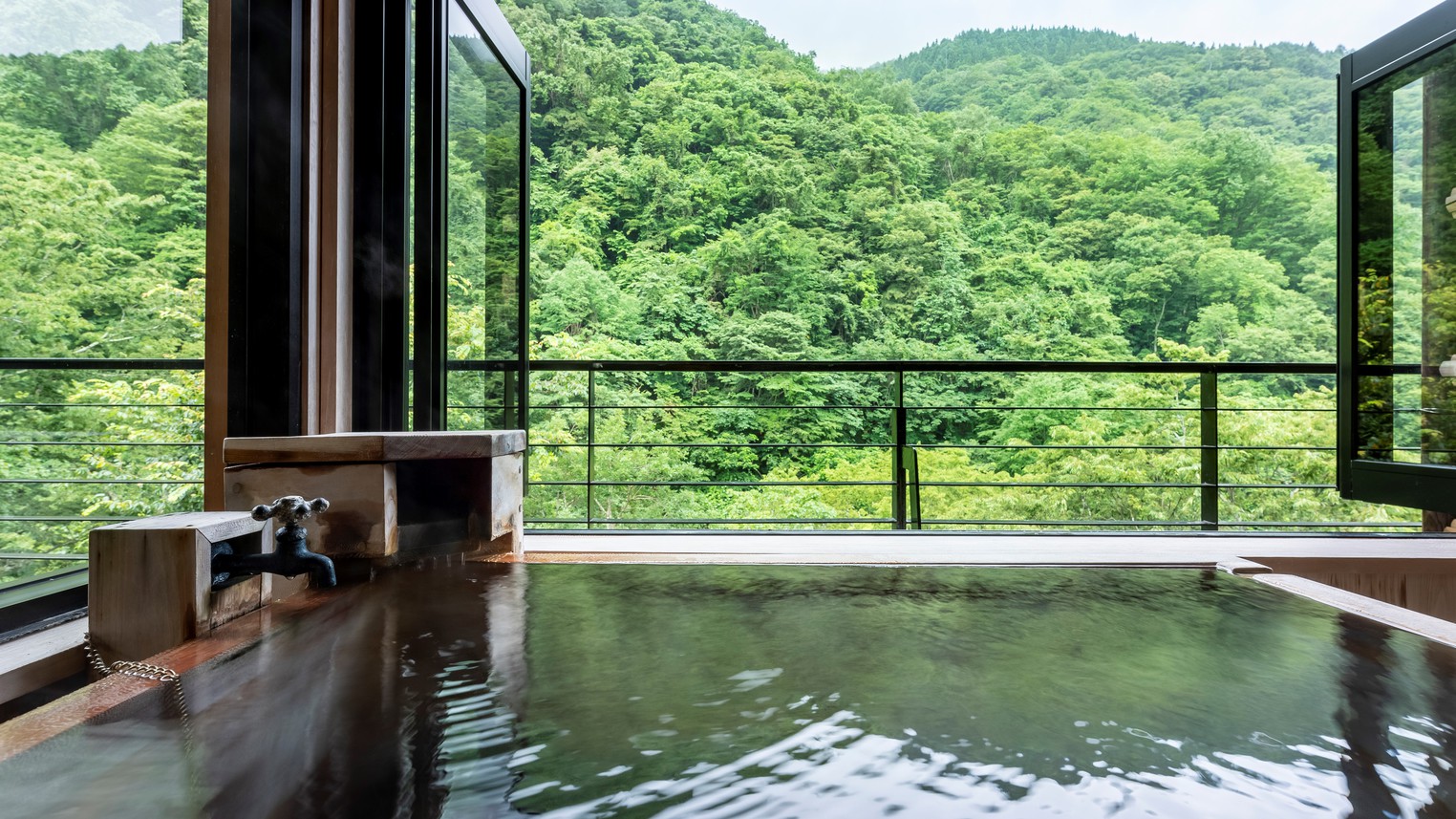藤松川渓谷の深緑に囲まれて、心から寛ぐ露天風呂