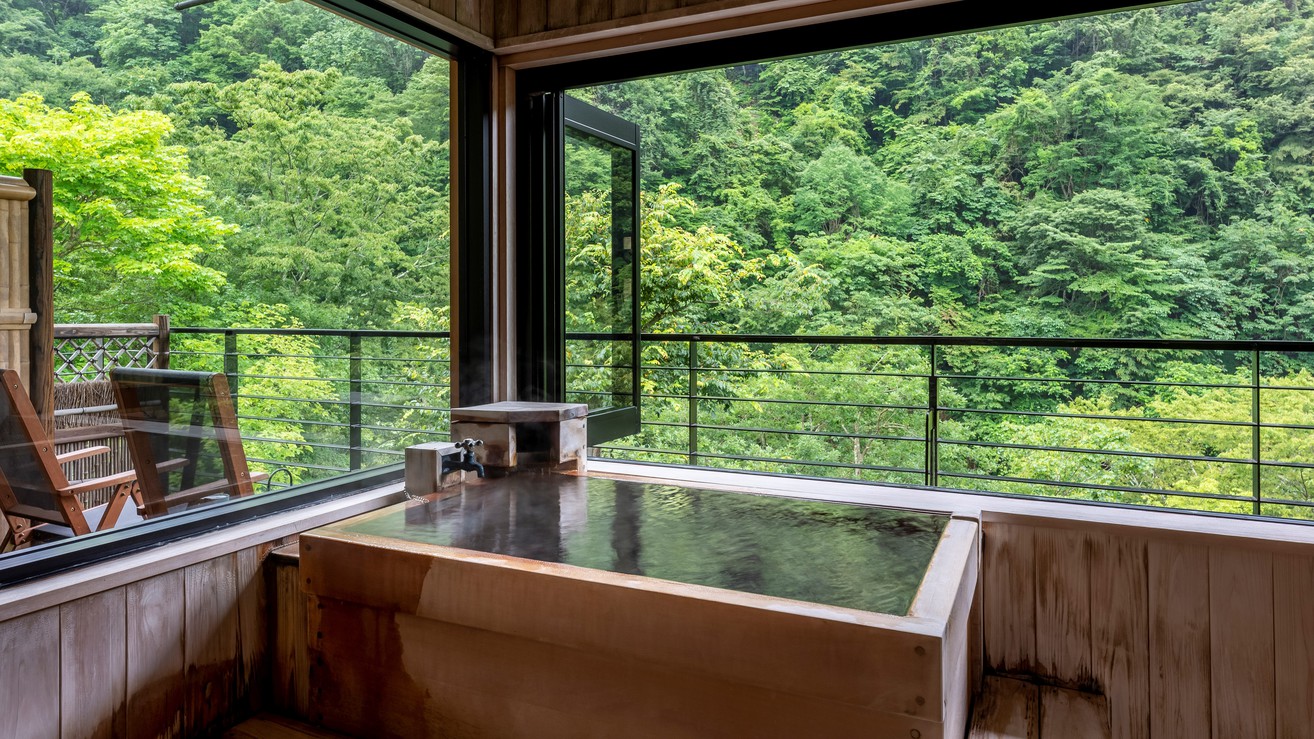 藤松川渓谷の深緑に囲まれて、心から寛ぐ露天風呂
