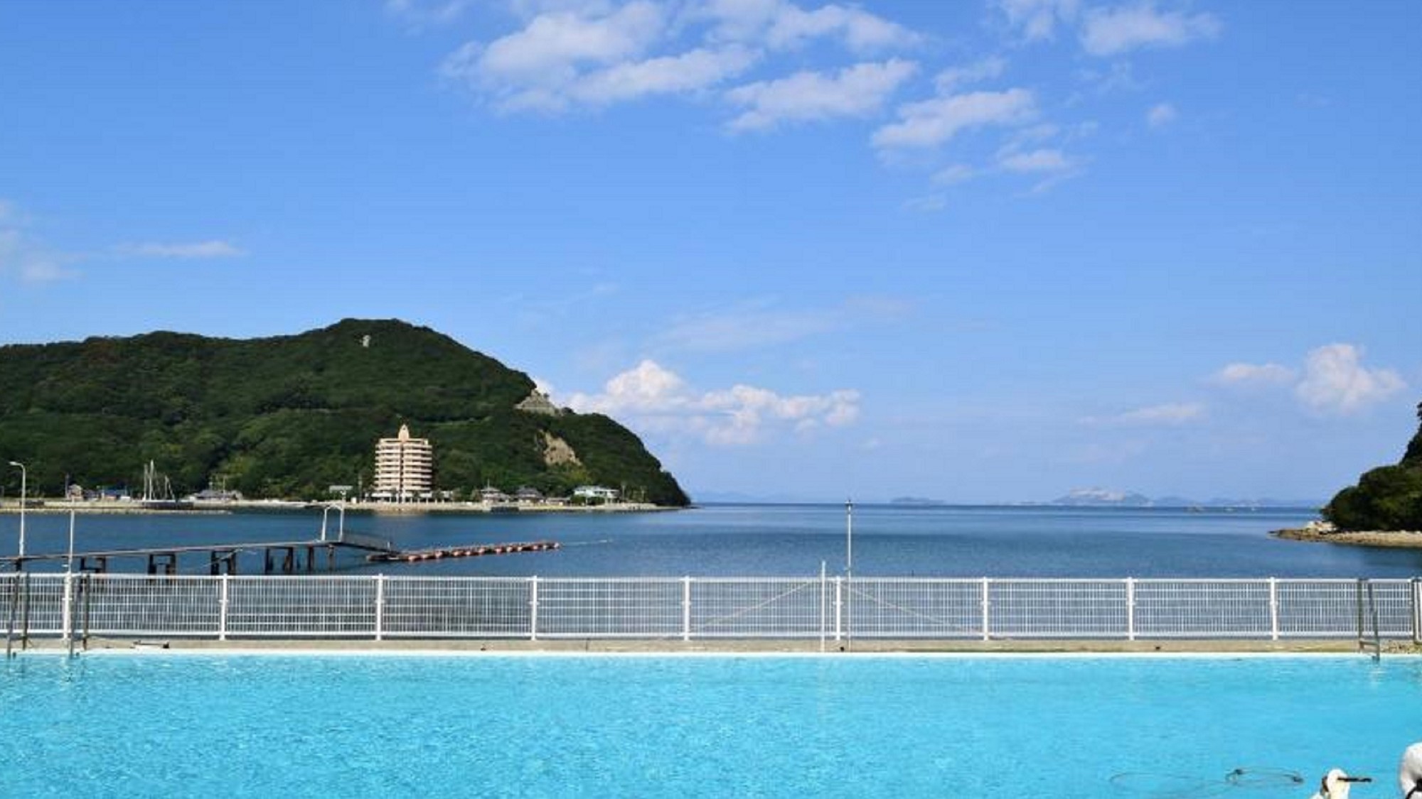 屋外プール｜瀬戸内海と島々を眺めながら入るプール。 