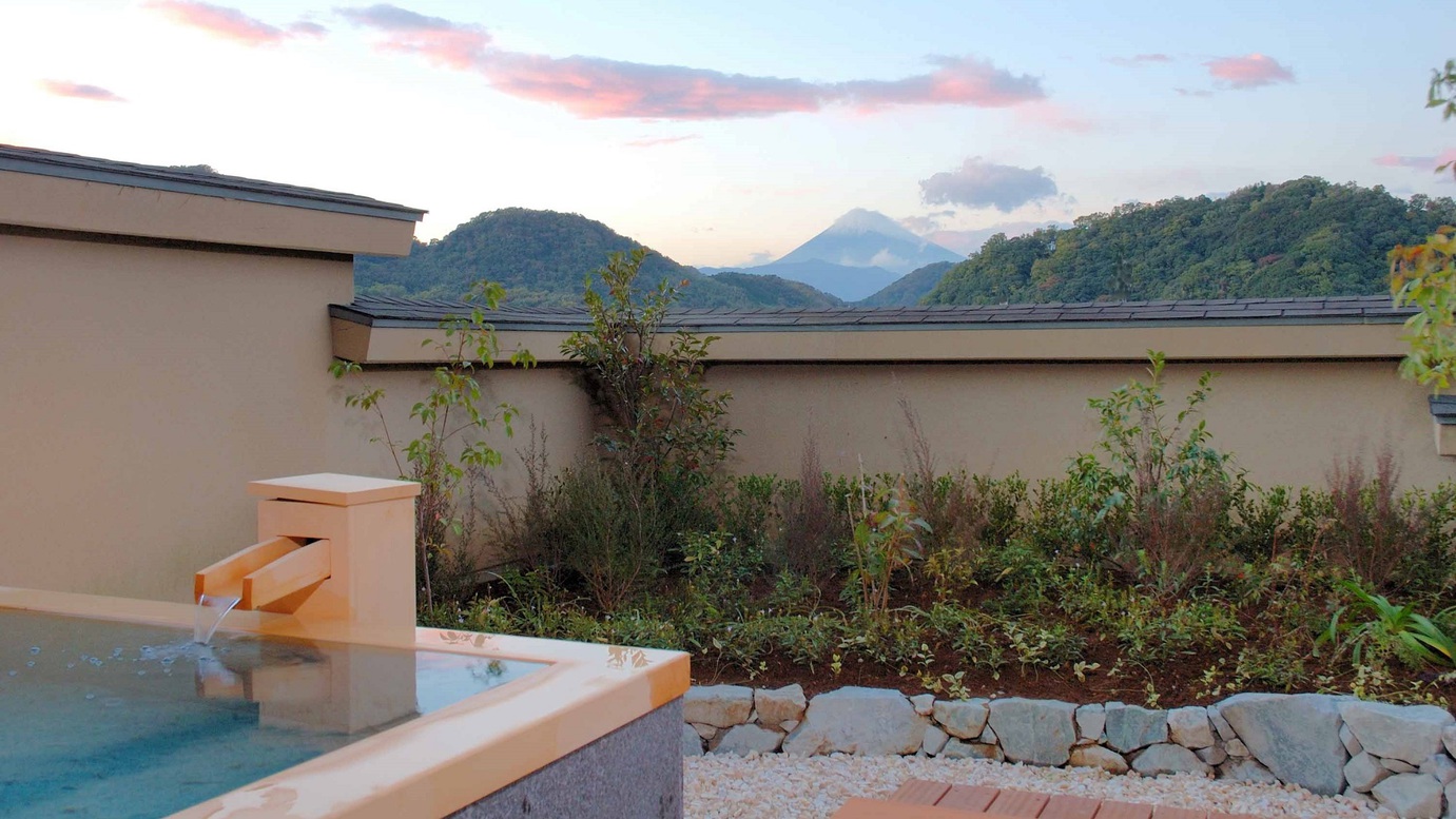 源泉かけ流し露天風呂のある富士を望むテラス（デラックス露天風呂付ツイン41平米）