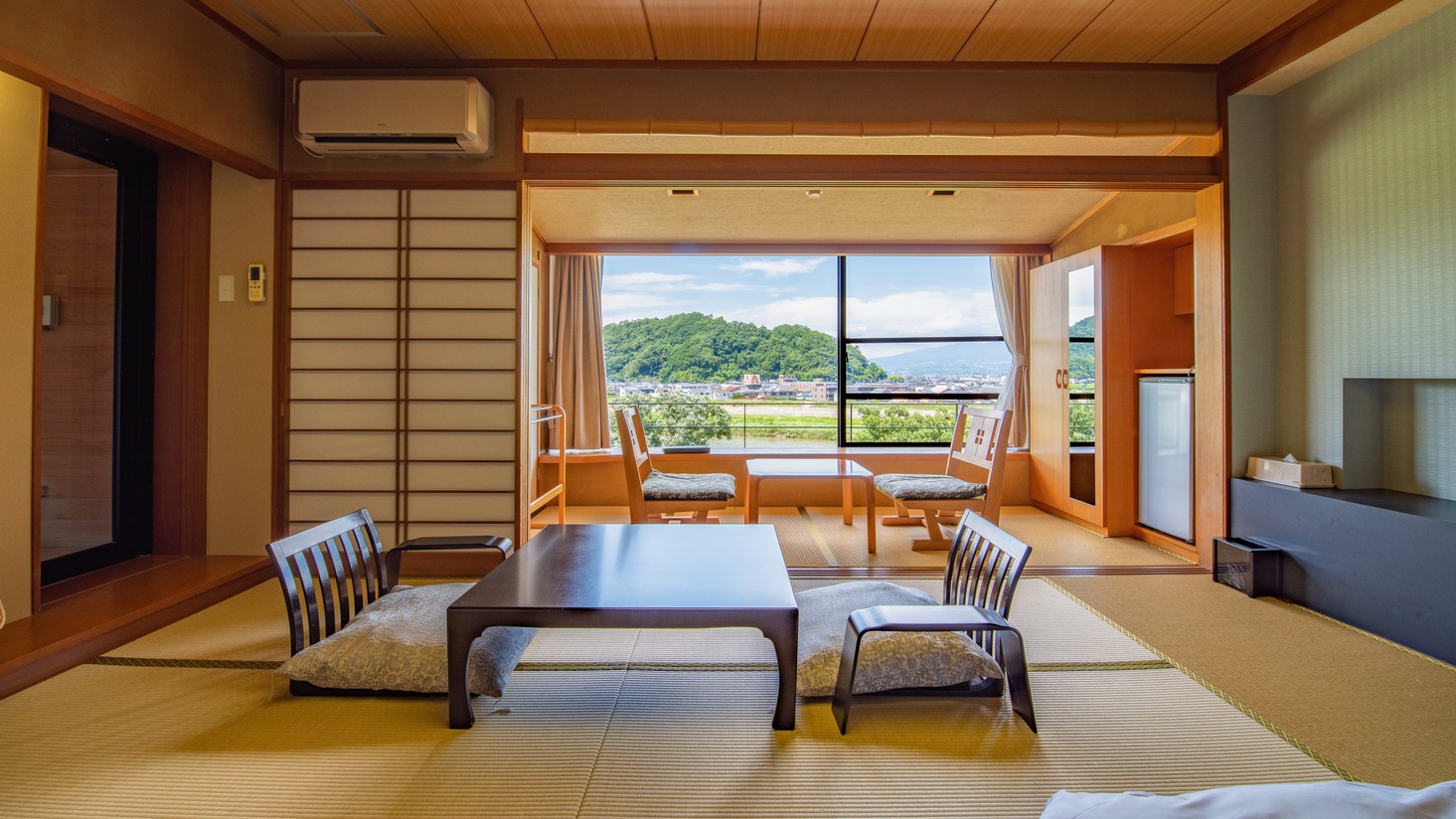 窓から富士山や山並みを眺めるスタンダード和室