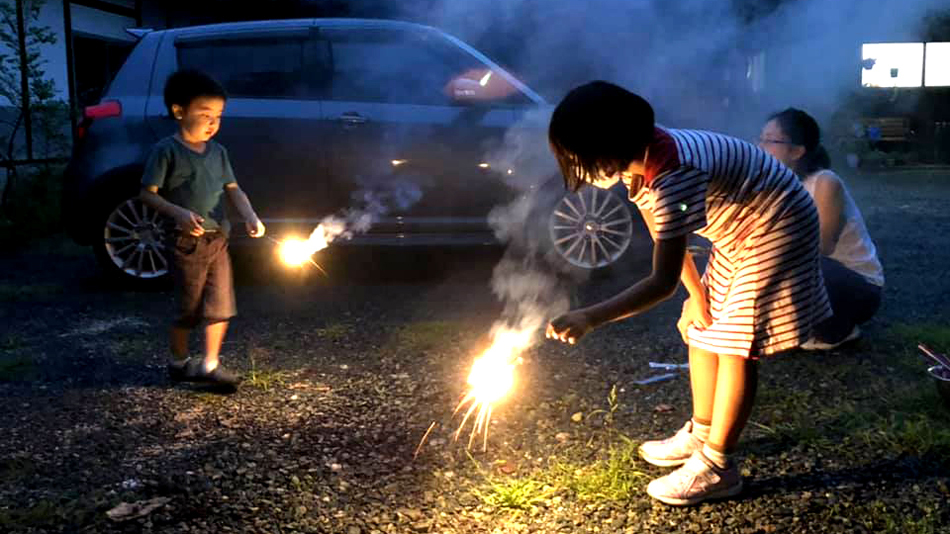 夏は、庭で花火をする姿も♪