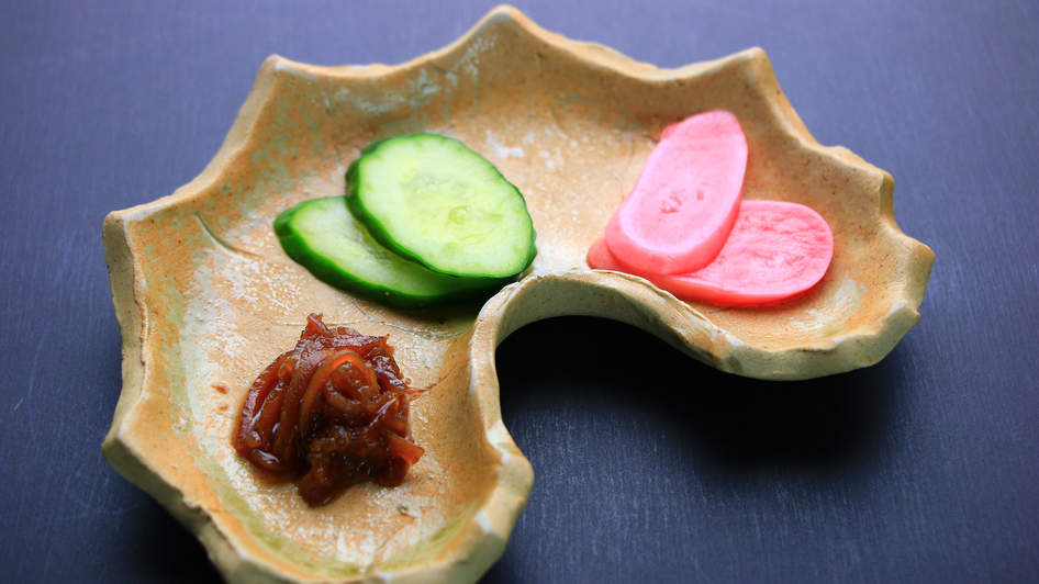 【夕食一例】地元産のお漬物。器の表情も楽しんでいただけると幸いです