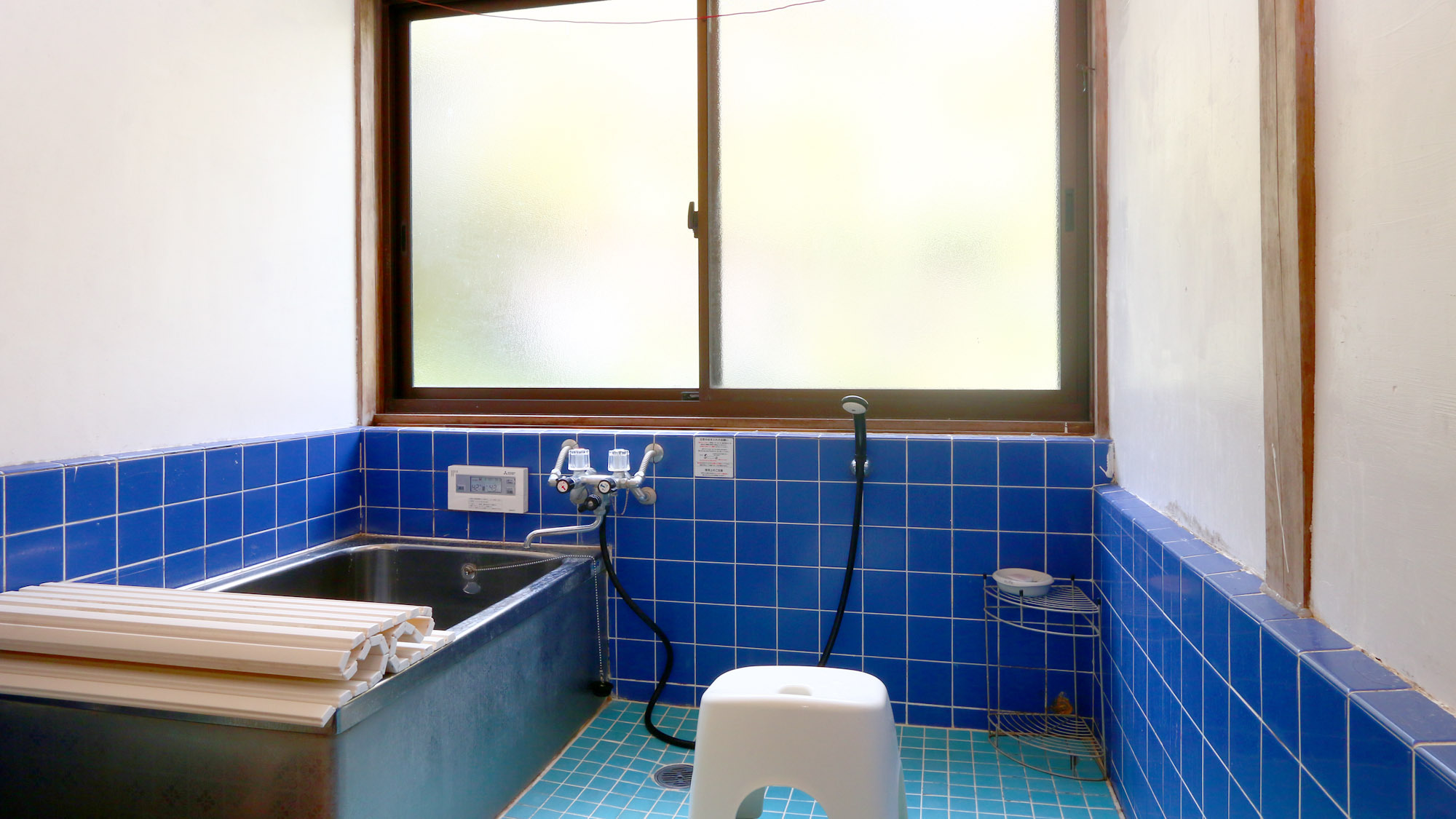 【お風呂】浴室。複数でお泊りの場合は、交代制でご利用していただけます。
