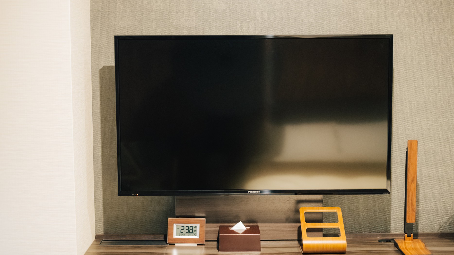 【客室設備】43型壁掛TVを完備