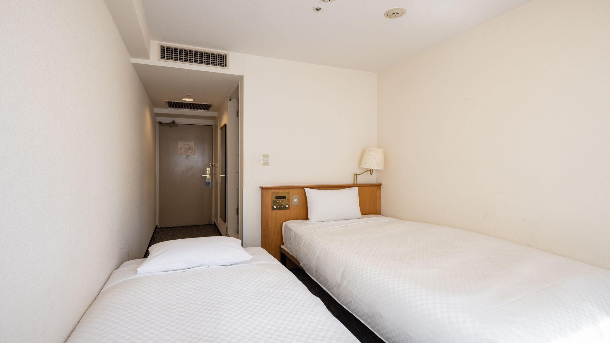 カジュアルツインルームお部屋の広さ15㎡・シングルベッドが2台（110cm幅&90cm幅）