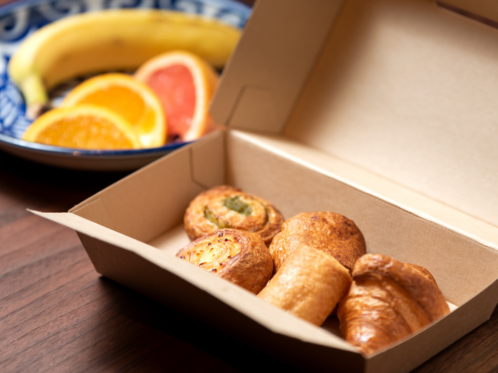 GIBIERの焼き立てパンが5点セットになった朝食BOXと季節のフルーツ、ドリンクを合わせた軽朝食