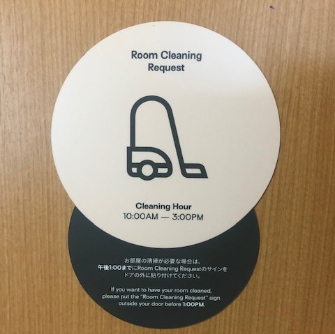 Room Cleaning Request（お掃除が必要な際は、入口に張り付けて下さい！）