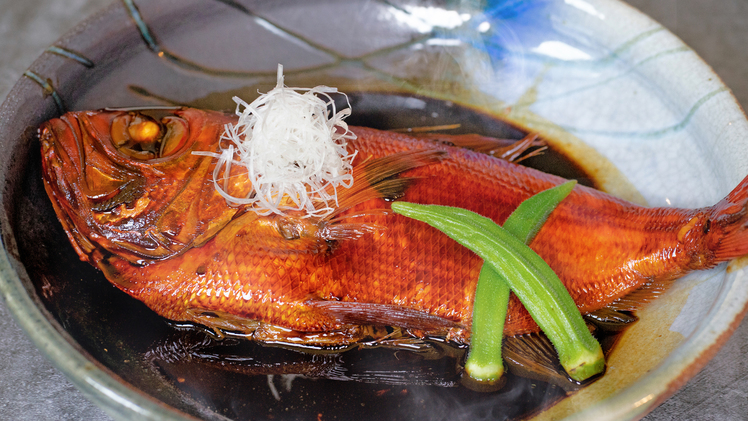当館の金目鯛の煮付けは伊豆稲取産の贅沢「地金目」を使用しています。素材自体が最高級の逸品です。