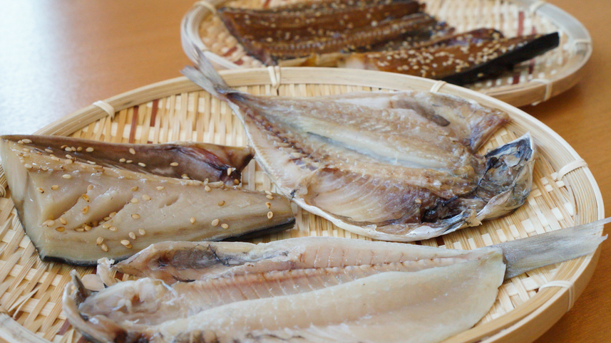 朝食の干物はアジ・サバなどその日の6種類からお好きな干物をお選びいただけます。