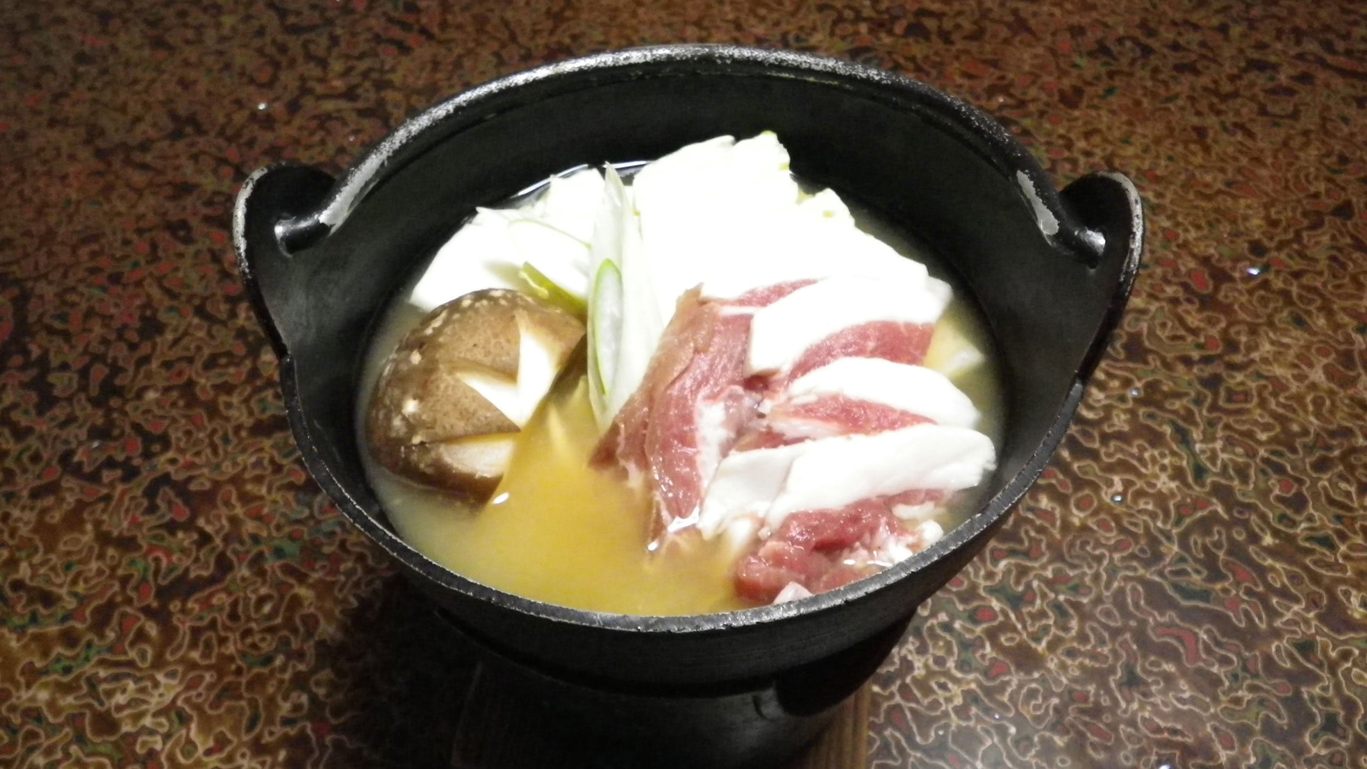 *夕食（一例） 地元で獲れた猪豚を使ったお鍋。お席で温めてお召し上がりください。