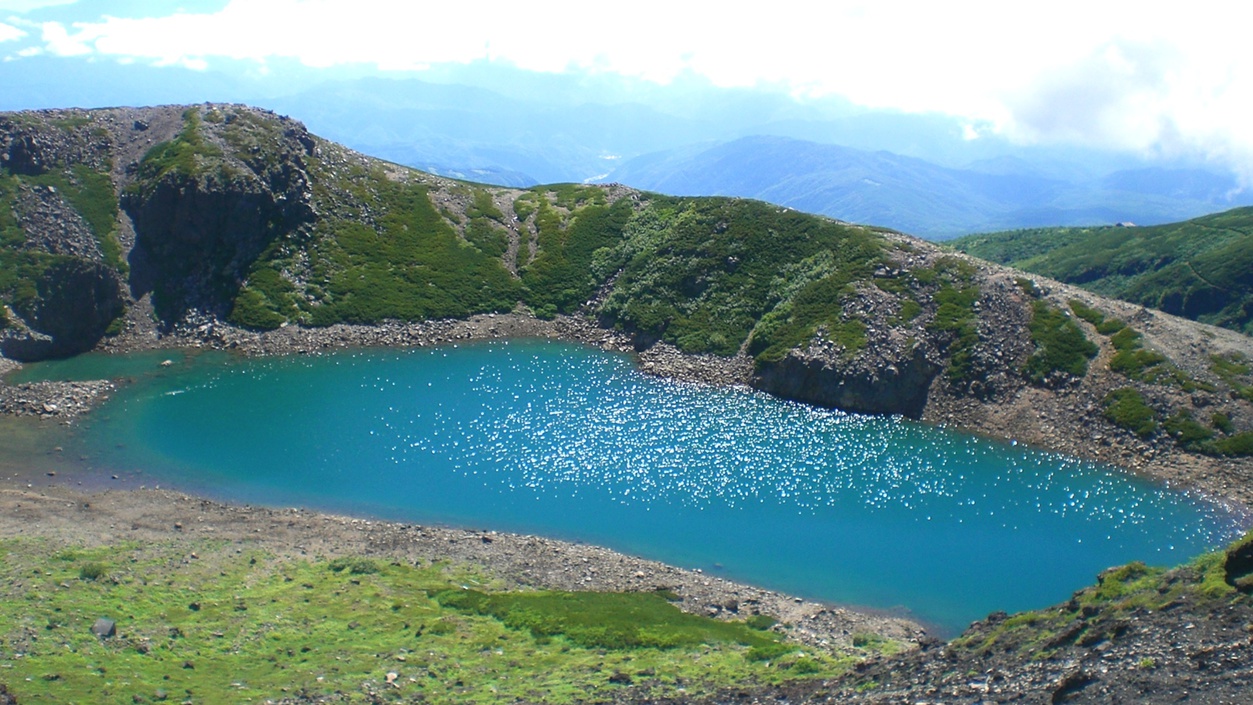 *御嶽山 三の池／標高2720ｍにある火山湖。コバルトブルー美しい光景はまさに神秘的！