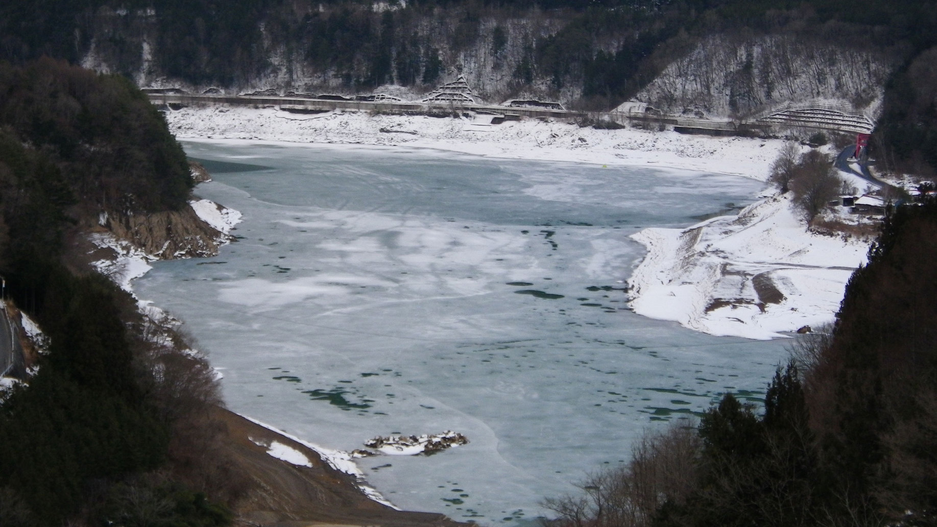 *周辺景観 当館周辺の景色。冬は付近の川が凍ります。