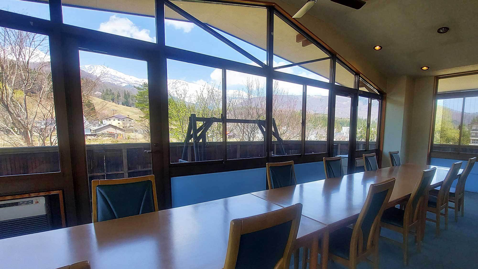 *お食事会場大きな窓が特徴的な造り、四季折々の景色と共にお食事を楽しめます