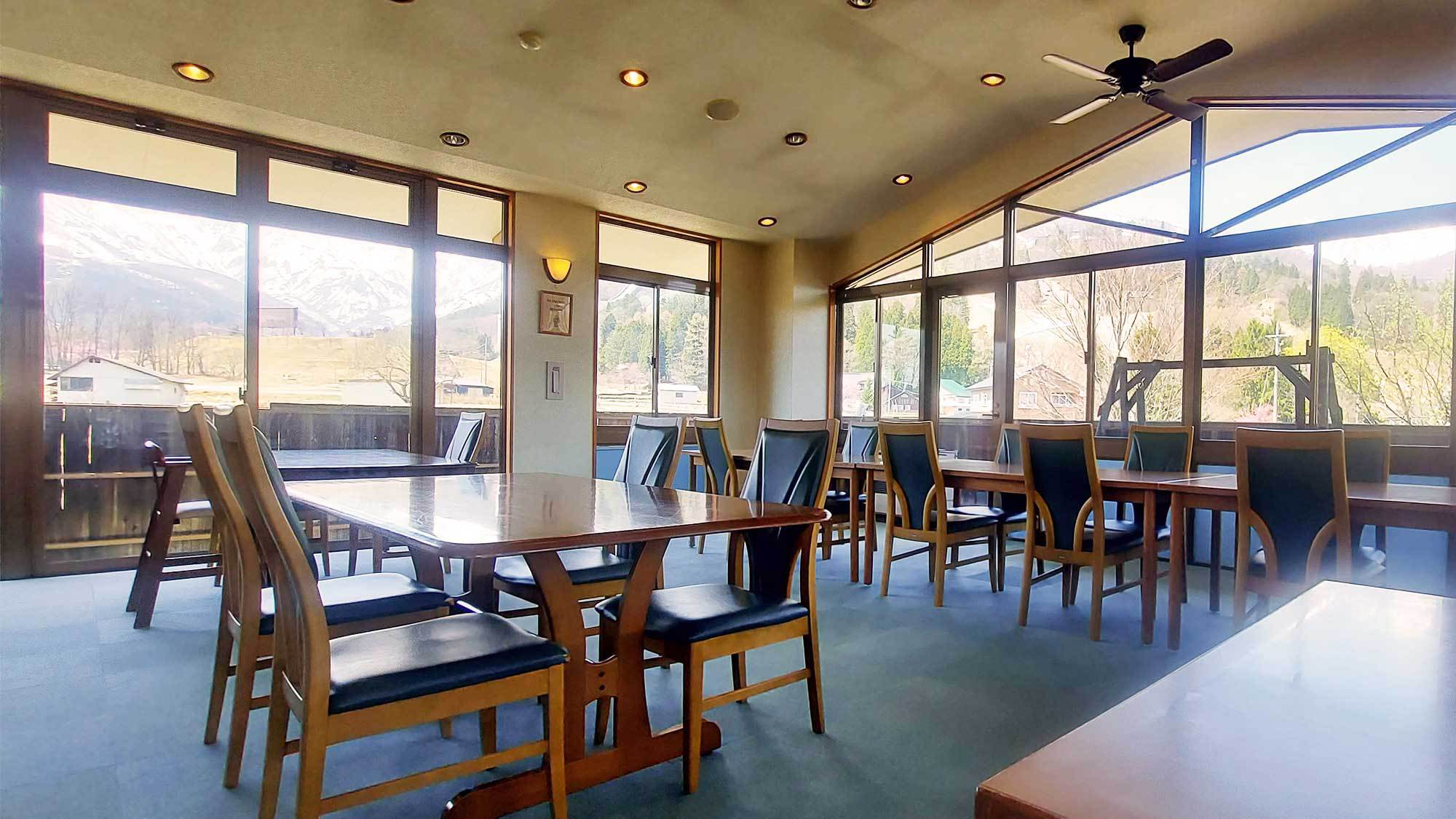 *お食事会場大きな窓が特徴的な造り、四季折々の景色と共にお食事を楽しめます