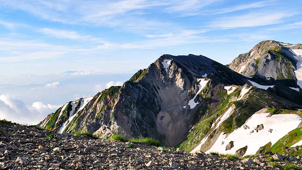 *【白馬アクティビティ】白馬岳の白馬三山が連なる美しい姿は北アルプスを代表する景色となっています。