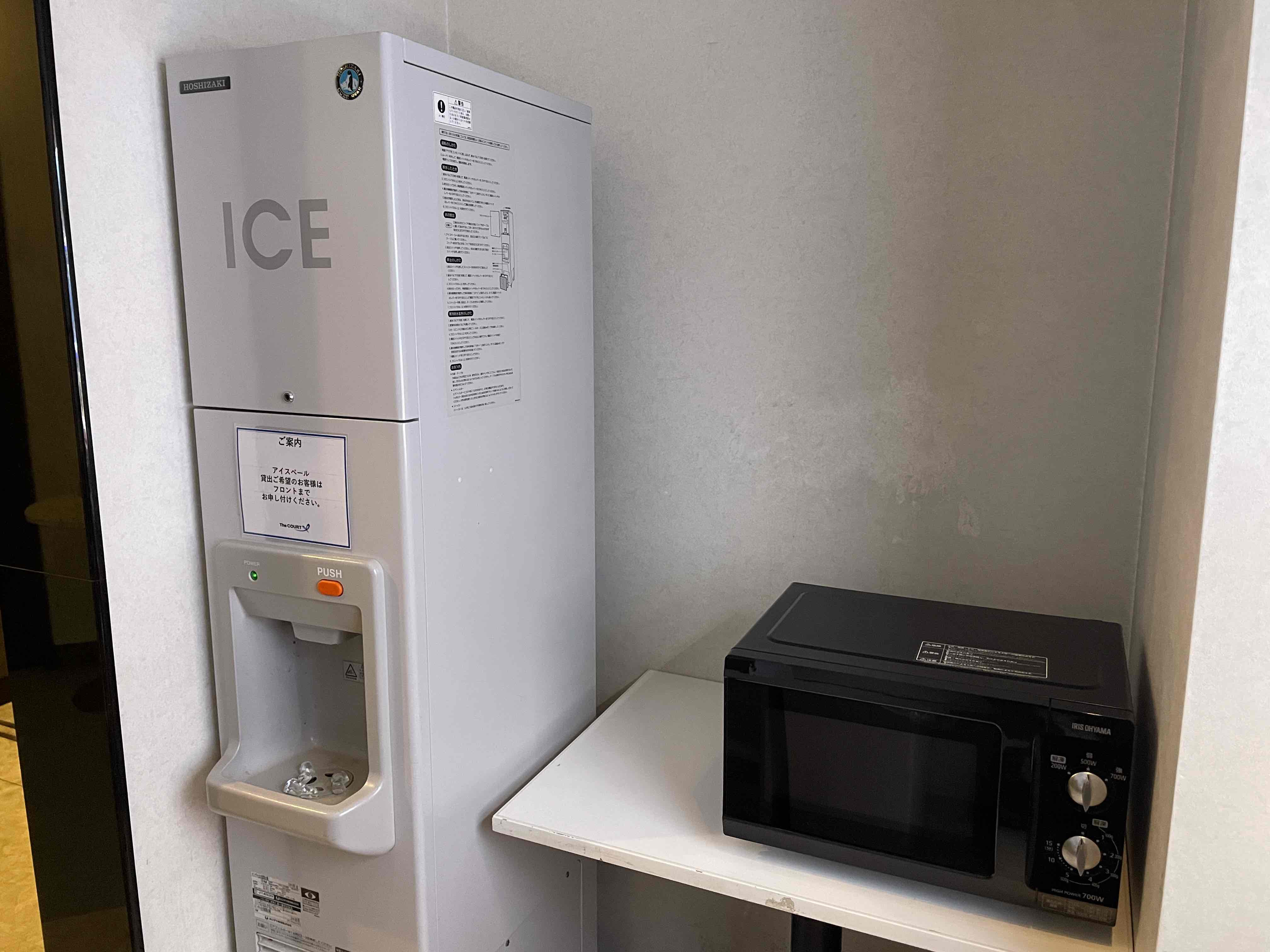 製氷機と電子レンジは2階にございます。