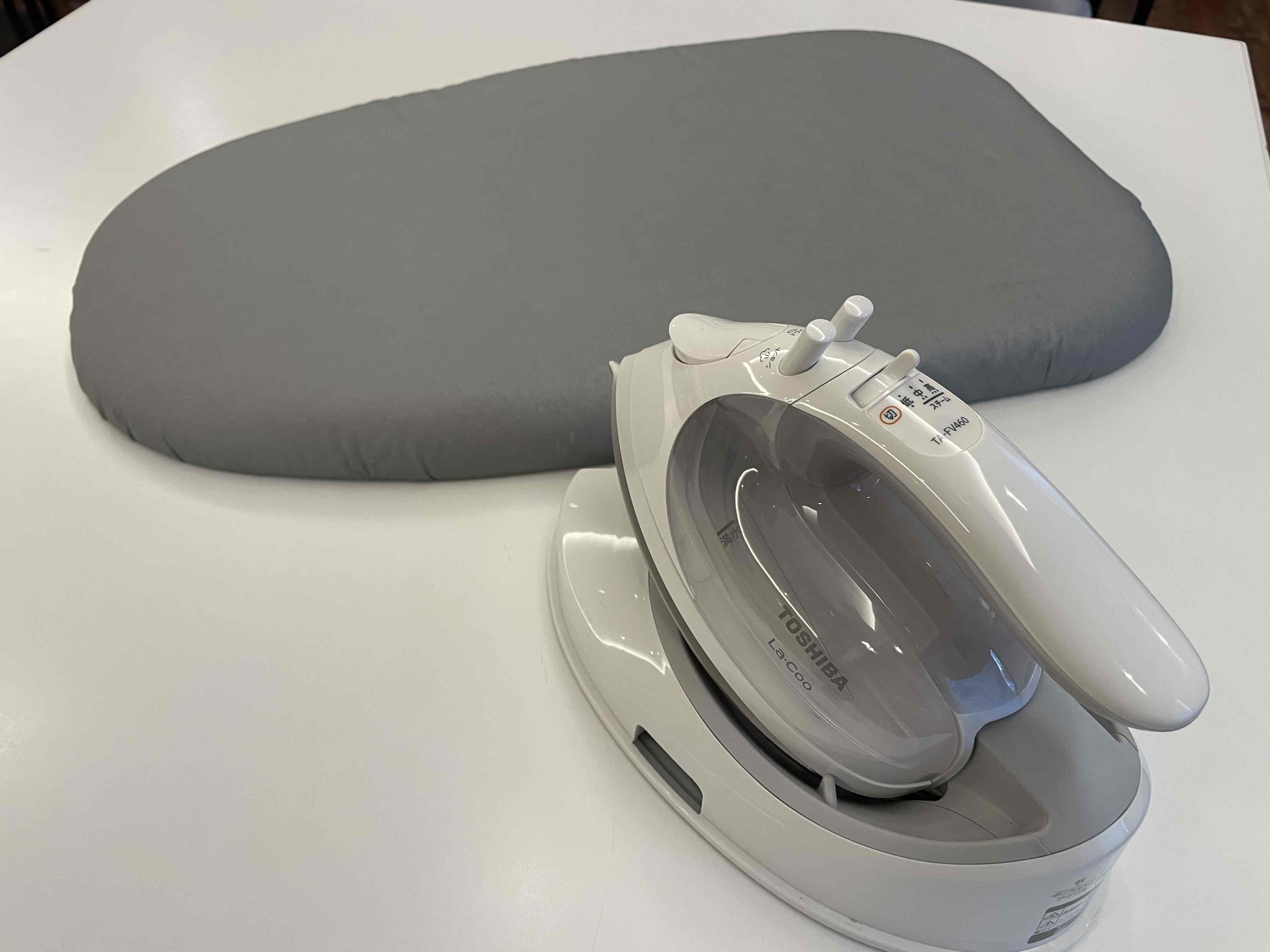 アイロンとアイロン台をご用意。