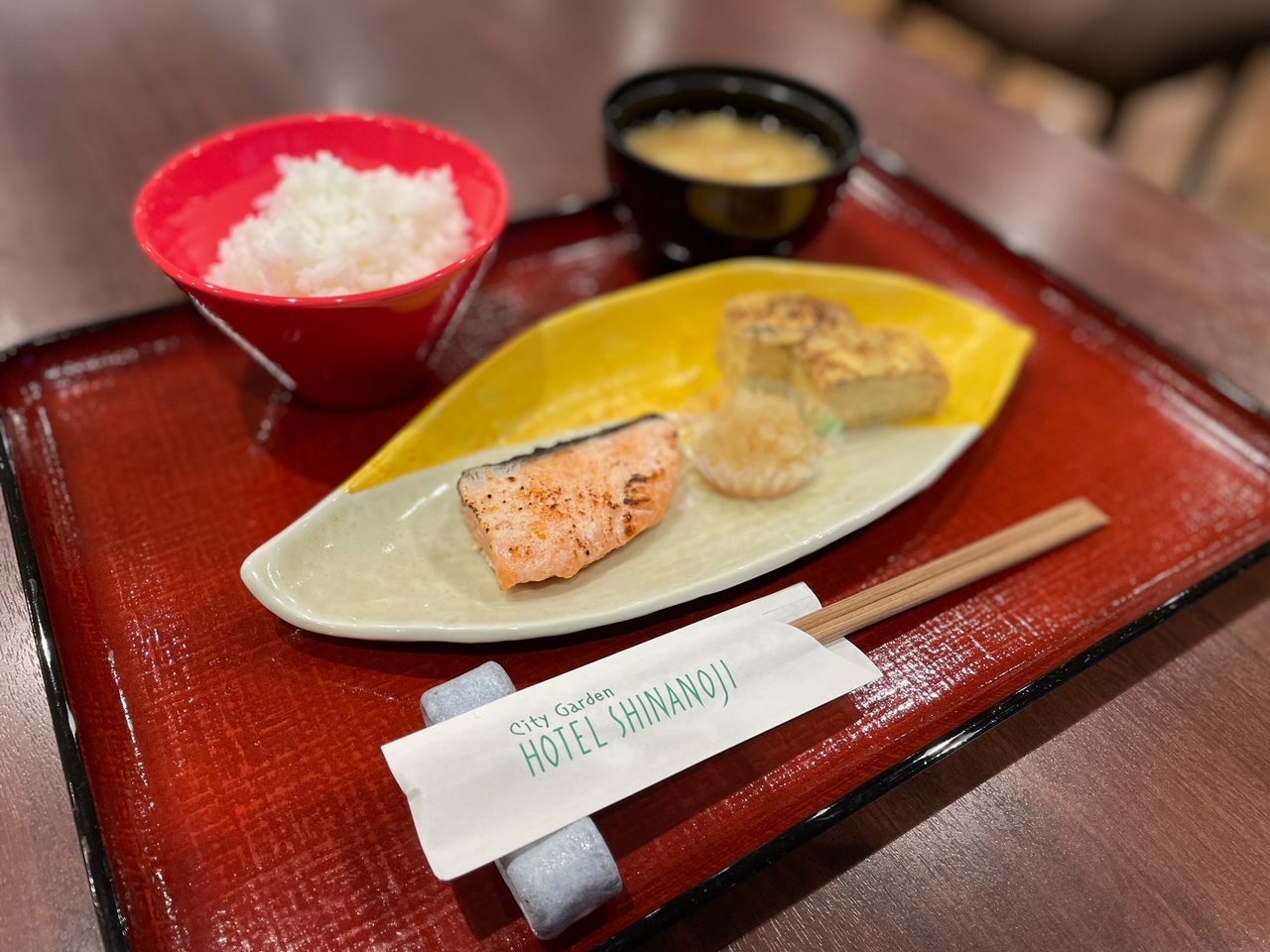 【朝食】メインのおかずごはんと味噌汁はおかわり自由！メインのおかずはこだわりの焼き魚と卵焼きです