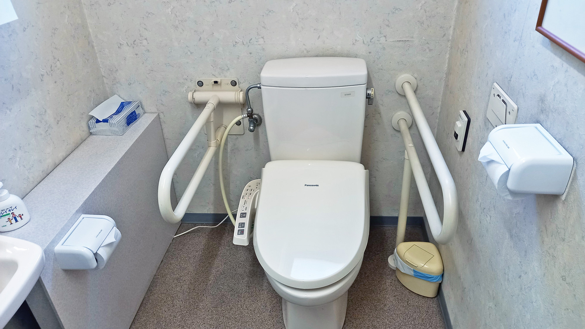 ・足が不自由な方でも安心してご利用いただけます（ロビーに設置）