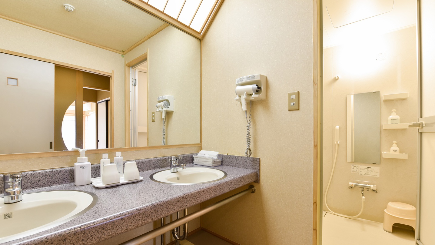 *【客室一例】和室12畳／室内には清潔感あるお風呂がございます。