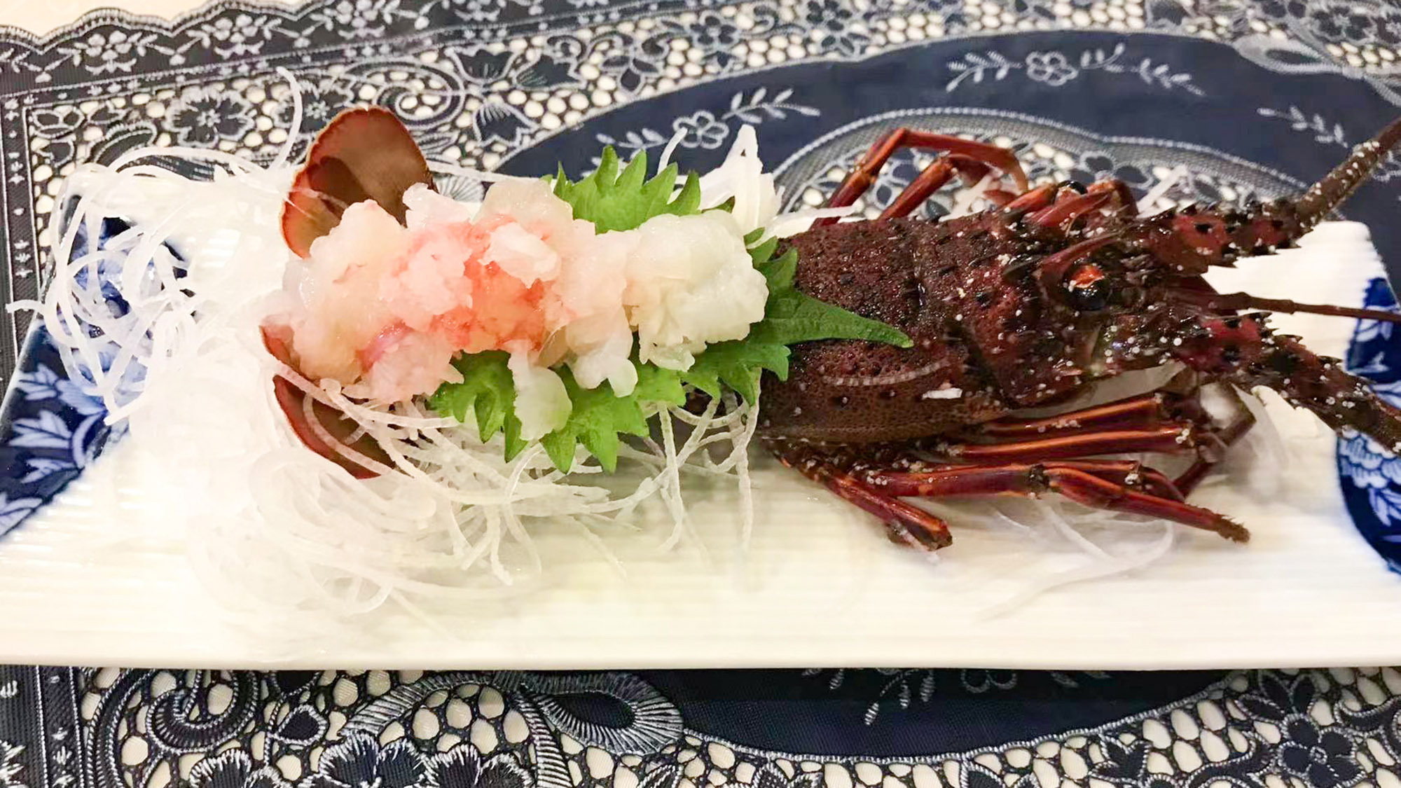 ・【夕食一例】新鮮な伊勢海老の生き造り